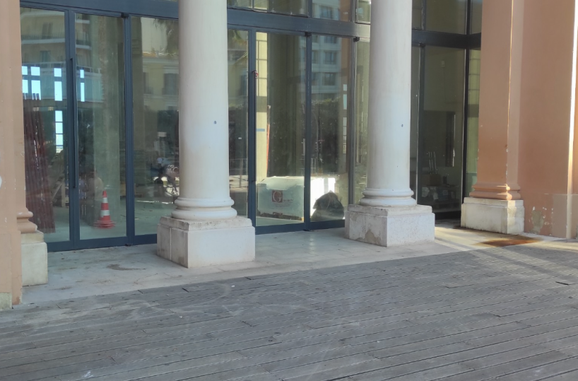 Bari, via gli scatoloni dall'ingresso del Teatro Margherita occupato dai senzatetto