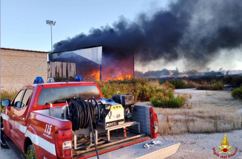 Maxi incendio a Giovinazzo, distrutti due capannoni, un terzo danneggiato: sotto sequestro