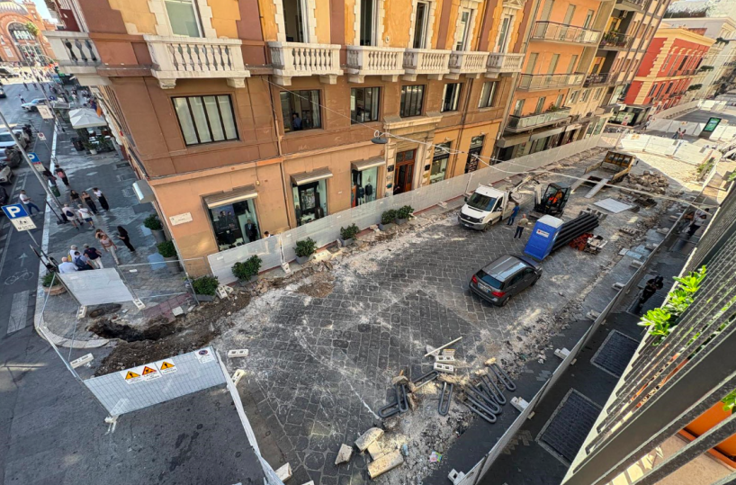 A Bari i lavori in via Argiro tra blackout, disagi e proteste. La rabbia dei commercianti: «Il cantiere è lento»