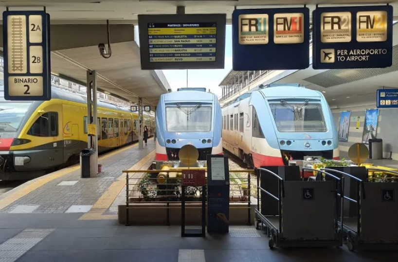 Caos treni a Bari, la denuncia: «Passeggeri costretti a continui spostamenti tra i binari per mancanza di info»