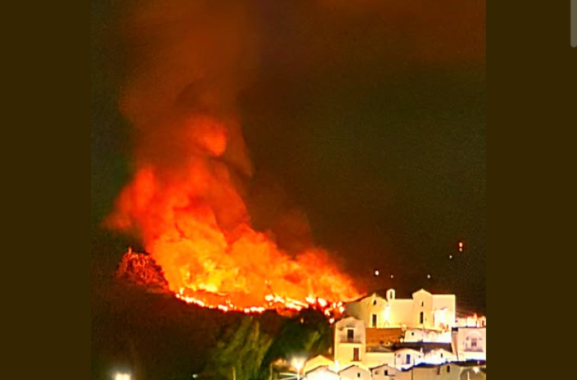 Maxi-incendio preoccupa la «città fantasma» di Craco: fiamme visibili a chilometri, vigili del fuoco in azione