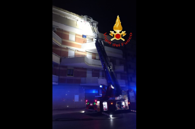 Margherita di Savoia, incendio in appartamento: coppia si rifugia sul balcone, salvata