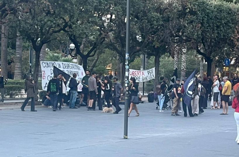 Centri sociali in piazza a Bari, in solidarietà ai due attivisti arrestati dopo gli scontri di Messina