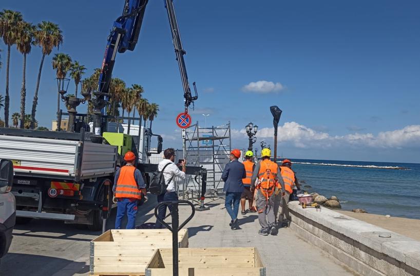 Bari, partiti i lavori di manutenzione dei lampioni sul Lungomare: dureranno due anni