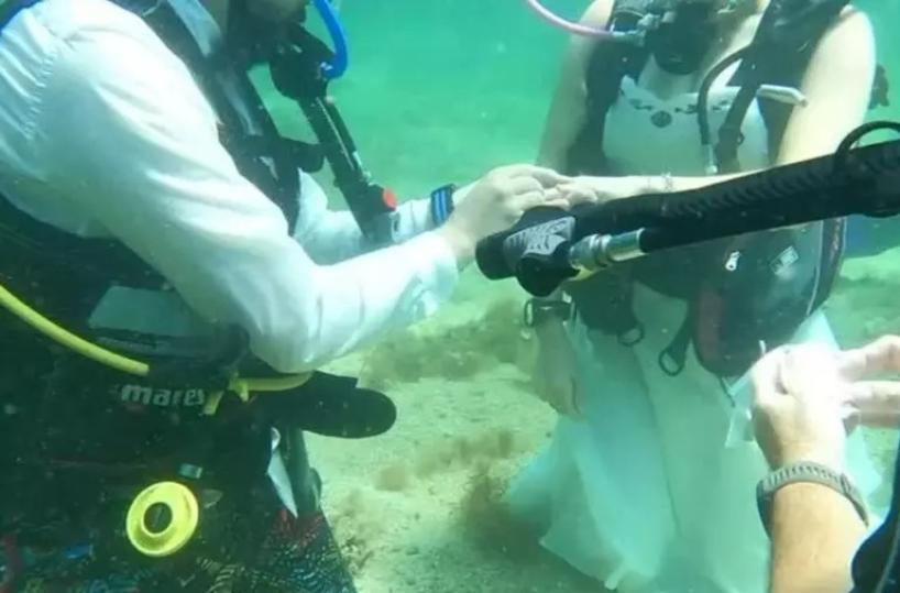 Dal Lussemburgo a Taranto per dire ‘sì’: nozze subacquee nello Ionio per due tarantini
