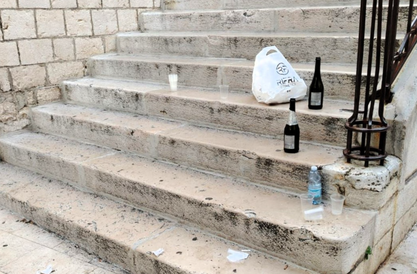 Trani, bivacchi davanti alla chiesa di Sant’Andrea. La denuncia: «Oltraggio a una storia millenaria»