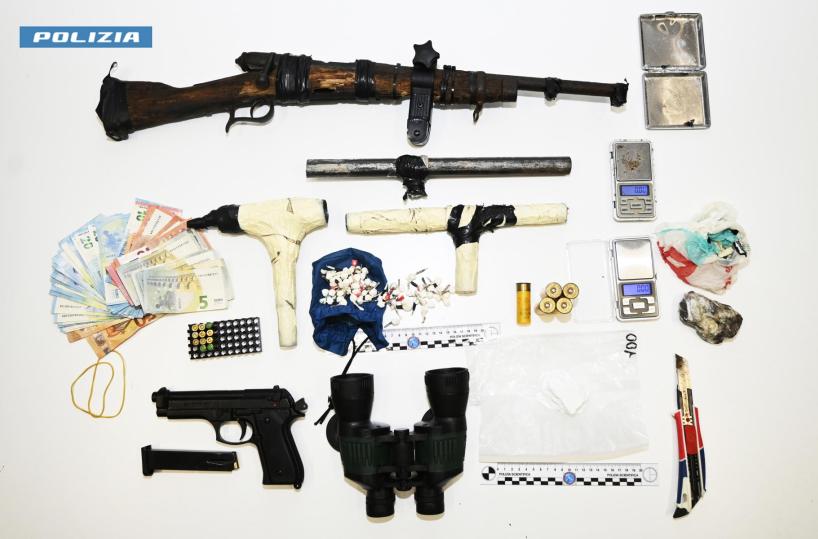 Matera, padre e figlio arrestati per droga e armi clandestini: i sospetti dopo il viavai dalla loro abitazione