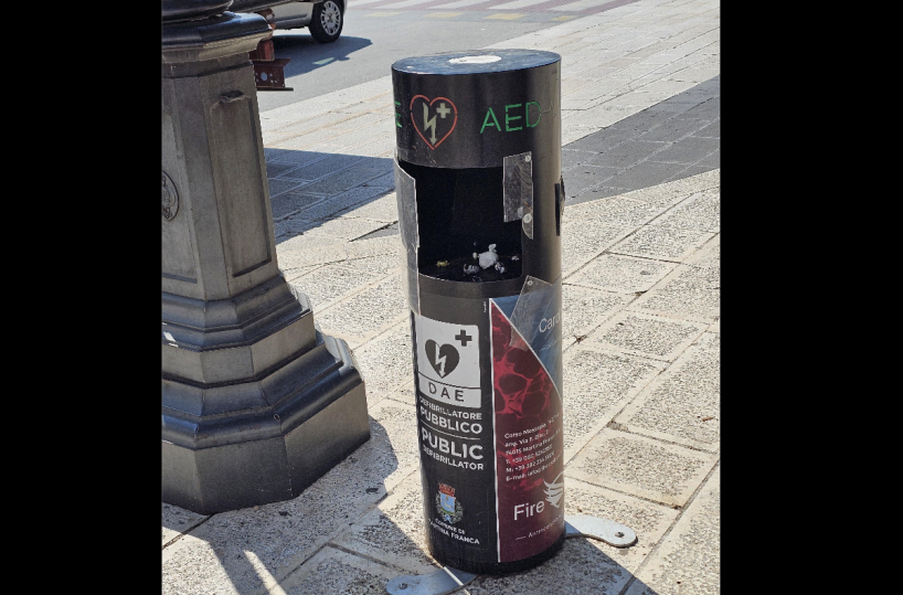 Martina Franca, rubato (ancora) il defibrillatore in piazza XX settembre