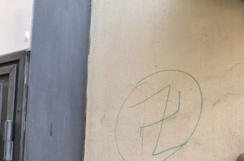 Lucera, scritte razziste e una svastica sul muro di un esercizio commerciale: la rabbia del sindaco