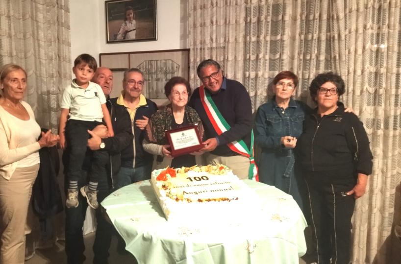 Ceglie Messapica festeggia i 100 anni della signora Maria