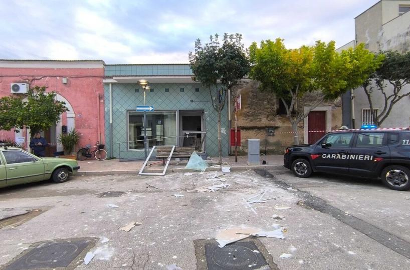 Stornarella, assalto a postamat con ordigno rudimentale: i ladri fuggono a mani vuote