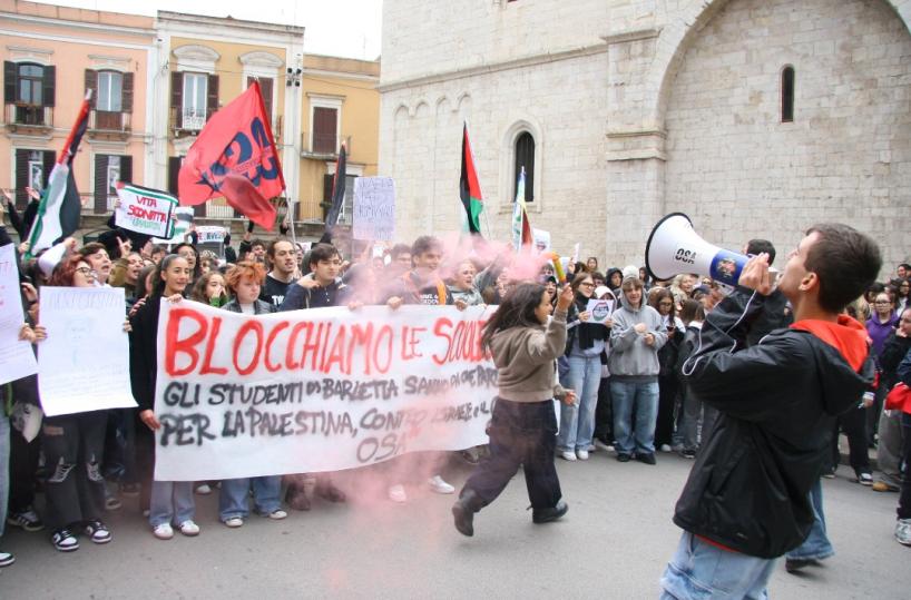 A Barletta in millecinquecento per Gaza: corteo sotto la pioggia in sostegno della Flotilla