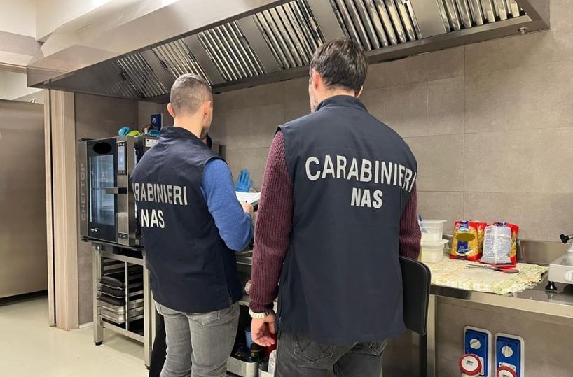 Ristorante invaso dalle blatte e cibo contaminato: attività chiusa in un centro commerciale a Nord di Bari