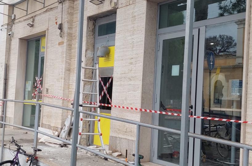 San Pietro Vernotico, fanno esplodere il postamat ma poi fuggono a mani vuote