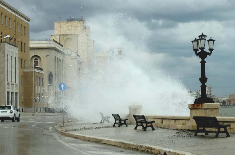 Allerta meteo gialla in Puglia: vento forte, mareggiate e temporali fino a lunedì