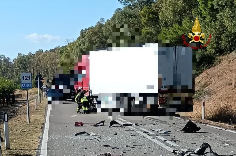 Tragico incidente sulla SS 598 a Scanzano Jonico: scontro tra auto e camion, quattro morti e sei feriti