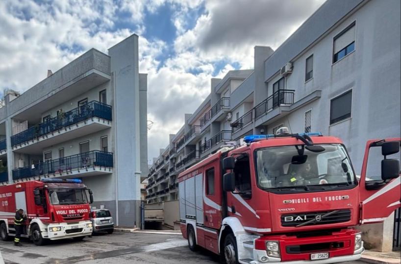 Conversano, incendio in un garage: a fuoco una moto di grossa cilindrata, intervento dei Vigili del Fuoco