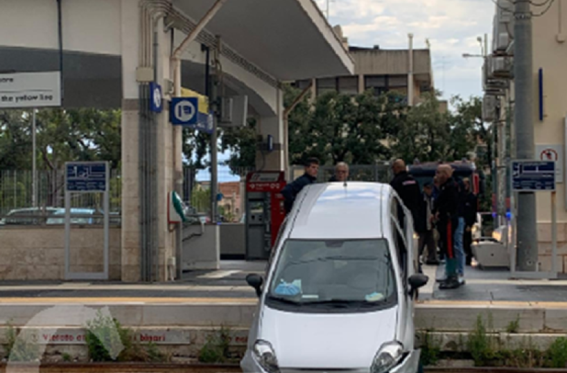 Treni bloccati tra Foggia e Bari: fino a 100 minuti di ritardo per un’auto sui binari a Santo Spirito