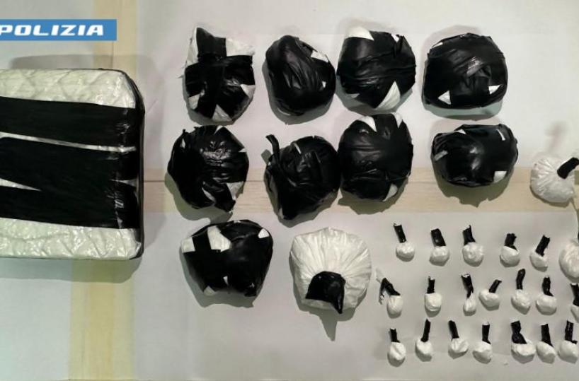Mesagne, nascondevano un chilo di cocaina tra il muro e il lavandino: due arresti