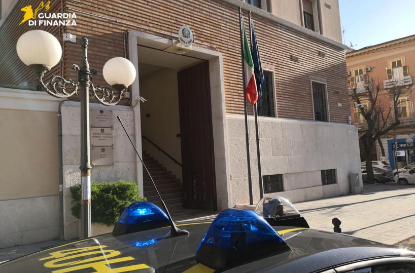 Telefoni e droga ai detenuti in carcere: arrestato agente penitenziario a Foggia