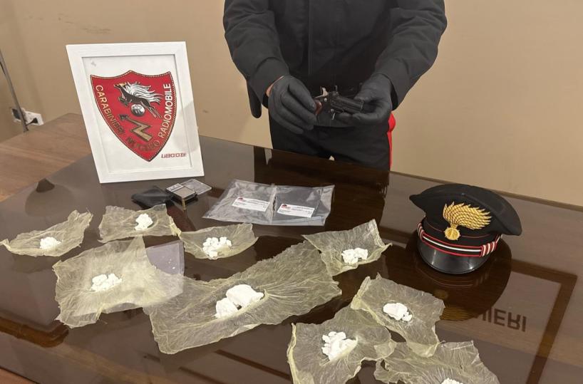 Lecce, nasconde cocaina e una pistola nel vano della porta blindata: arrestato 47enne