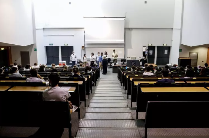 «Medicina dovrebbe studiarla chi viene da classico o scientifico. Iniziare a 25 anni? Meglio consegnare pizze»: a Bari bufera su una docente