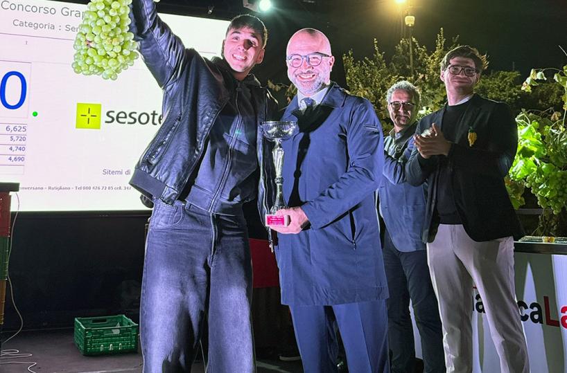 Uva da guinnes dei primati a Rutigliano: premiato alla sagra un grappolo di quasi 7 chili