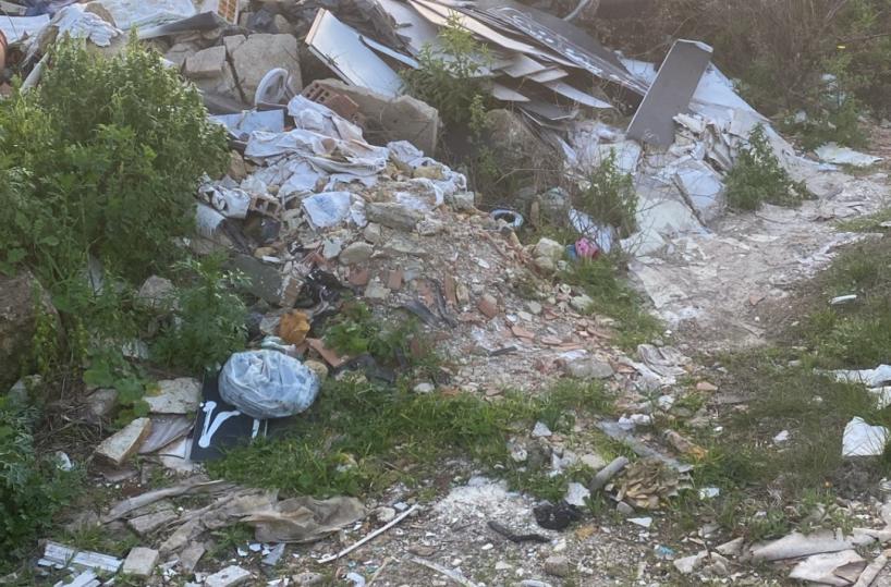 Bari, una discarica abusiva vicino al San Nicola: scoperto lo «svuota cantine» di una ditta traslochi