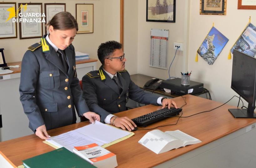 Vendono auto di lusso online e spariscono con l'acconto di 8mila euro di una vittima salentina: denunciati in due