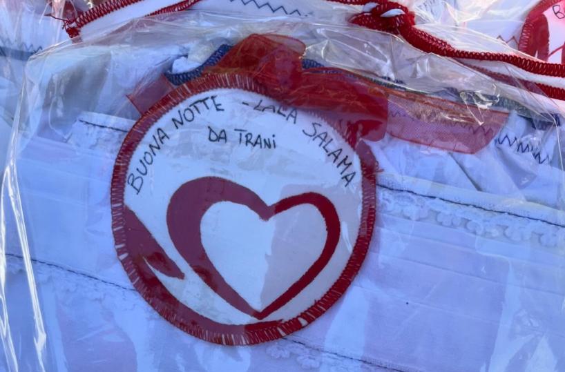 Dal carcere di Trani al Kenya, le lenzuola per neonati ricamate dalle detenute: «Un dono d'amore»