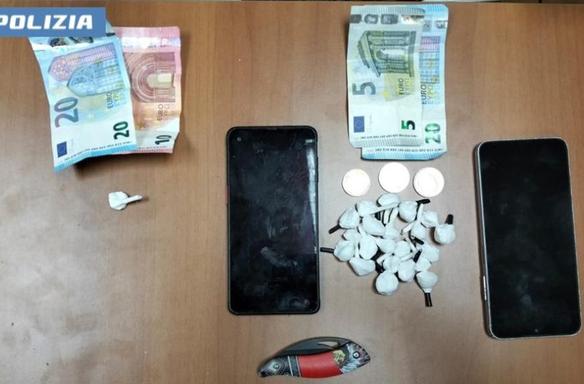 Scoperto il «delivery» della droga a Taranto: 19enne arrestato in scooter con cocaina pronta alla consegna