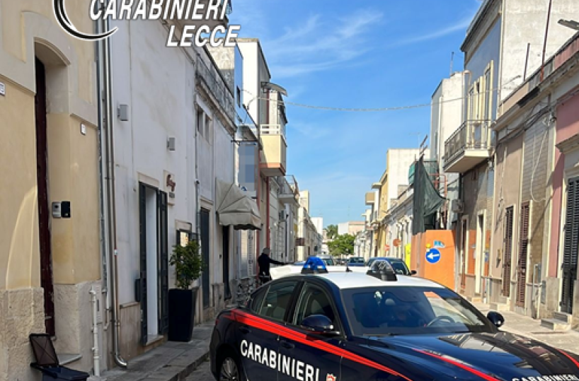 Copertina, uomo tenta di strangolare la moglie ma lei riesce a fuggire: arrestato