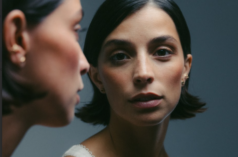 Lea Gavino debutta nella musica con «Mondo Fiorito» e «Figli»: dall’intensità del set alla verità del pianoforte
