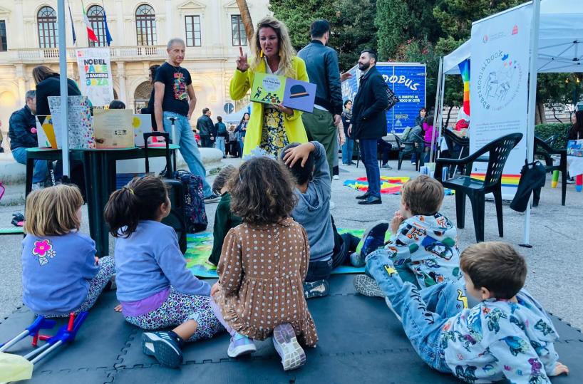 Bari, piazza Umberto diventa «Piazza Viva»: da luogo di degrado a luogo di socializzazione grazie alle associazioni