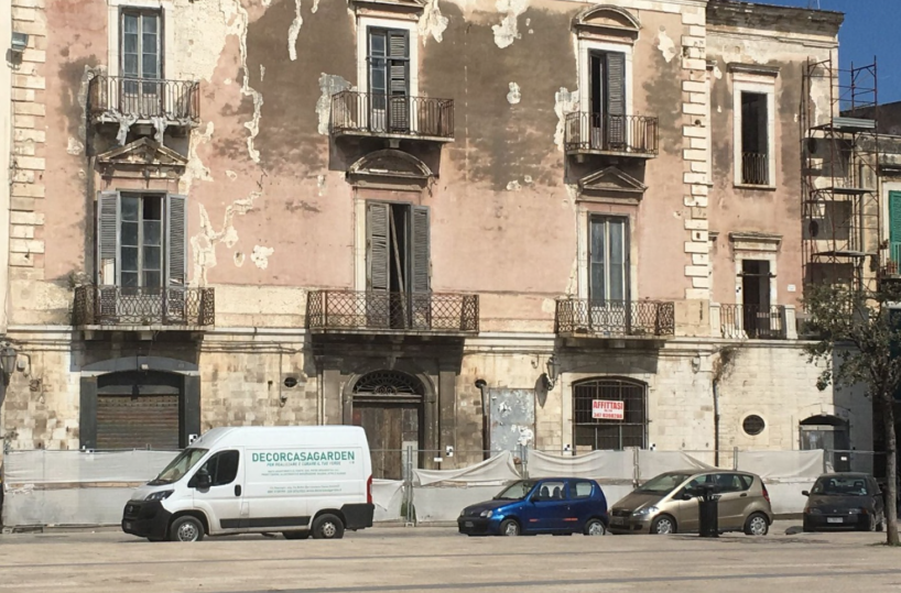 Trani, rebus palazzo Trombetta. Il Comune: è inagibile
