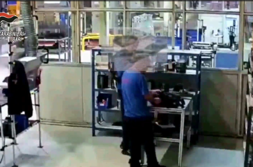 Trinitapoli, tre auto in fiamme nella notte: indagano i carabinieri