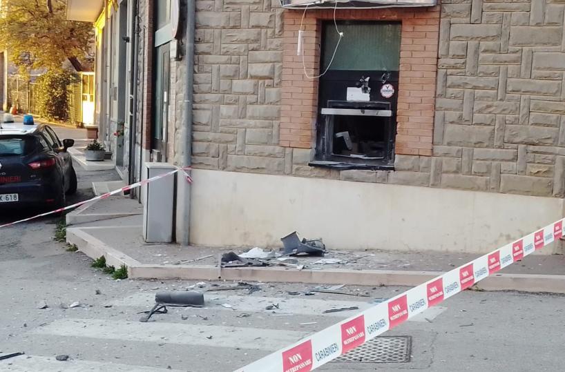 Esplosione all’alba a Biccari: sventrato il bancomat della Banca Popolare Pugliese