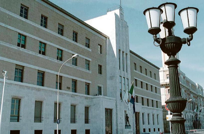 Lobuono contro Decaro: nelle urne pugliesi la sfida tra due secoli