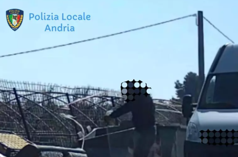 Le fototrappole lo inquadrano mentre abbandona rifiuti ingombranti ad Andria, denunciato