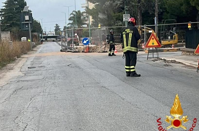 Fuga di gas durante i lavori stradali a Terlizzi: evacuate quattro famiglie