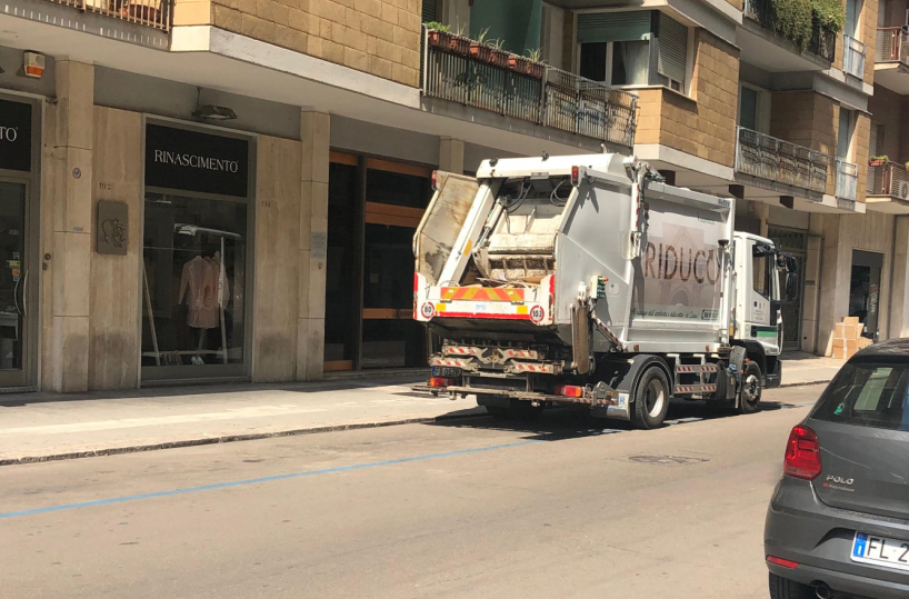 Lecce, scioperano i netturbini: stop alla raccolta dei rifiuti