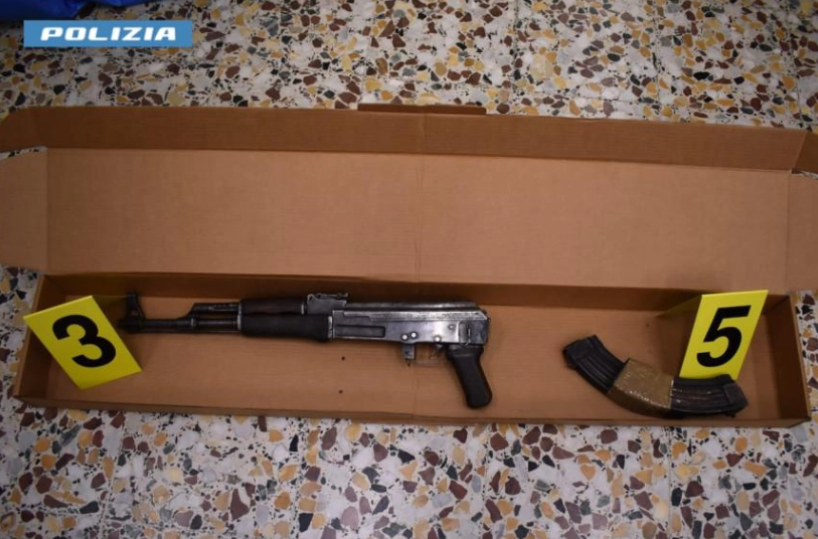 Kalashnikov, fucili e pistole: scoperto arsenale a San Severo, arrestato 51enne