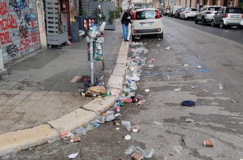 Bari, gli effetti del venerdì sera all'Umbertino tra rifiuti e sporcizia. I residenti: «Basta degrado»