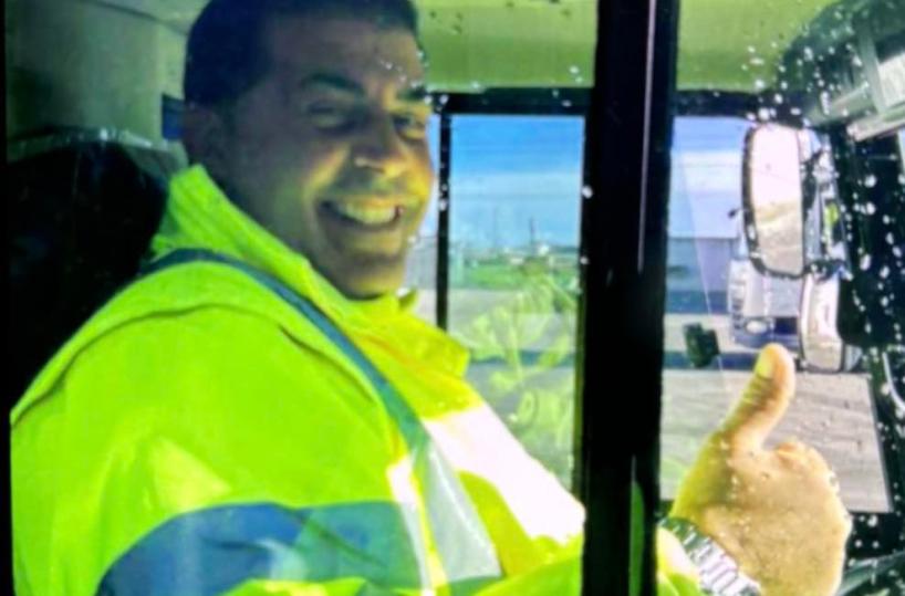 Tragedia a Brindisi: ha un malore mentre guida il camion dei rifiuti, morto 59enne