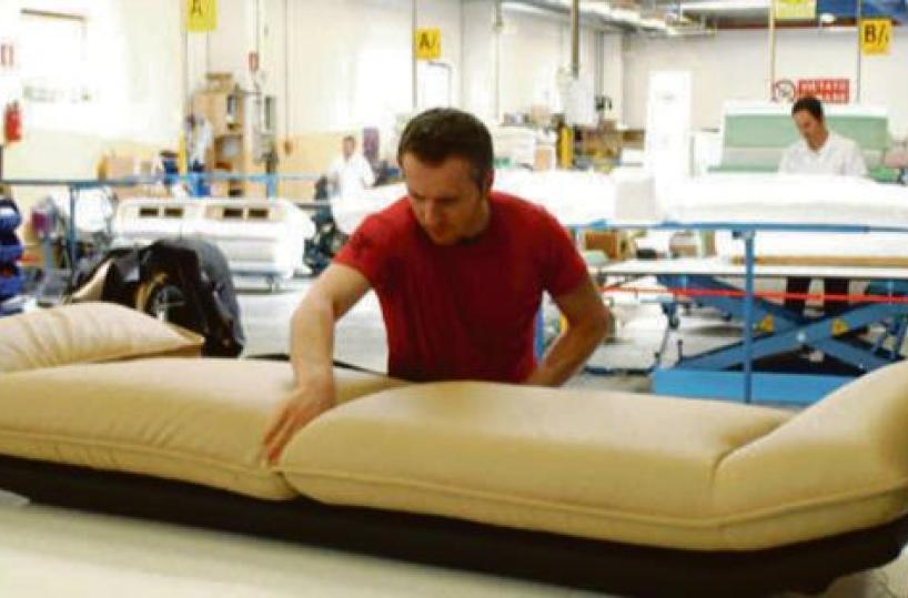 Crisi Natuzzi, 400 gli esuberi a rischio. I sindacati: «Lo Stato è assente. I dazi? Solo una parte del problema»