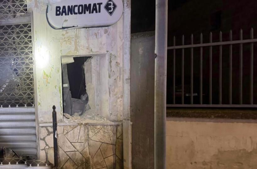 Boato all'alba ad Arnesano: colpo allo sportello bancomat, banda della marmotta fugge con il bottino
