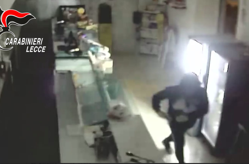 In una sola notte ruba in una pizzeria a Casarano e in un bar a Melissano: arrestato dai Carabinieri di Monteroni