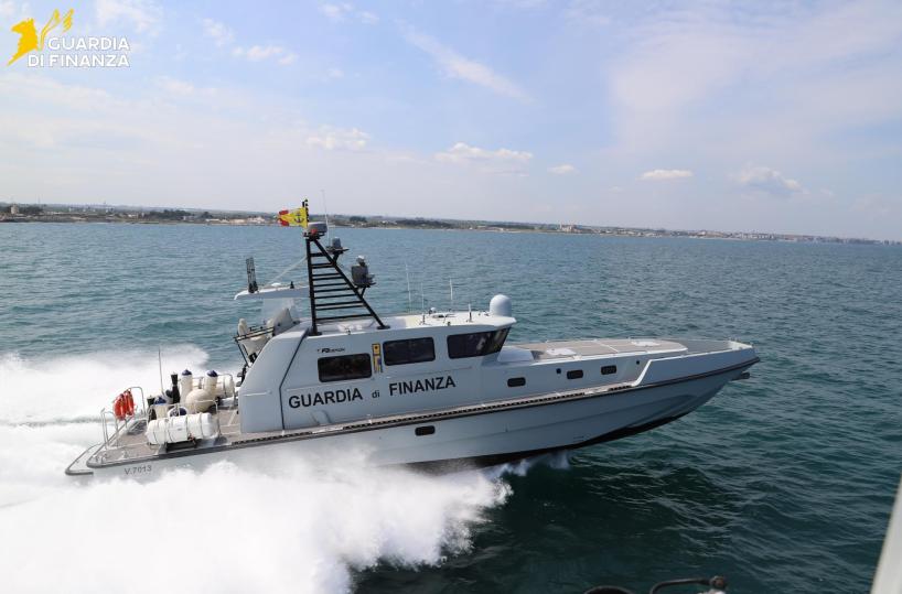 Frode da 20 milioni di dollari: arrestato in mare al largo di Bari un cittadino svizzero ricercato dall’Interpol