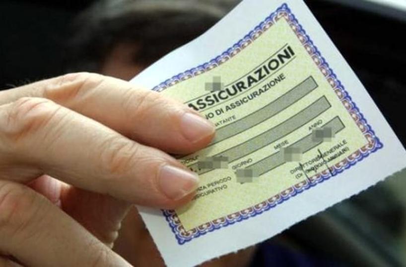 Lecce, uomo esibisce certificato assicurazione falso: truffato dopo stipula polizza online, scovati i responsabili