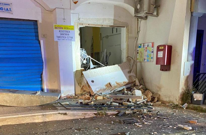 Nuovo colpo della «banda del bancomat»: esploso sportello Bpp a Torre San Giovanni, ladri via col bottino